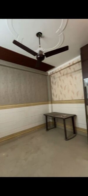 Room in 3 BHK Builder Floor at Mahavir Enclave – for Rent