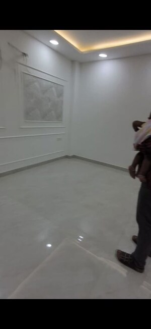 Room in 3 BHK Builder Floor at Green Fields Colony – for Rent