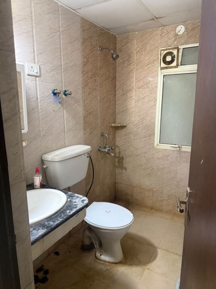 Bathroom, nimbus-express-park-view-ii 2.5 Bedroom 1114 Sq.Ft. Apartment In Chi V Greater Noida Greater Noida 10618644