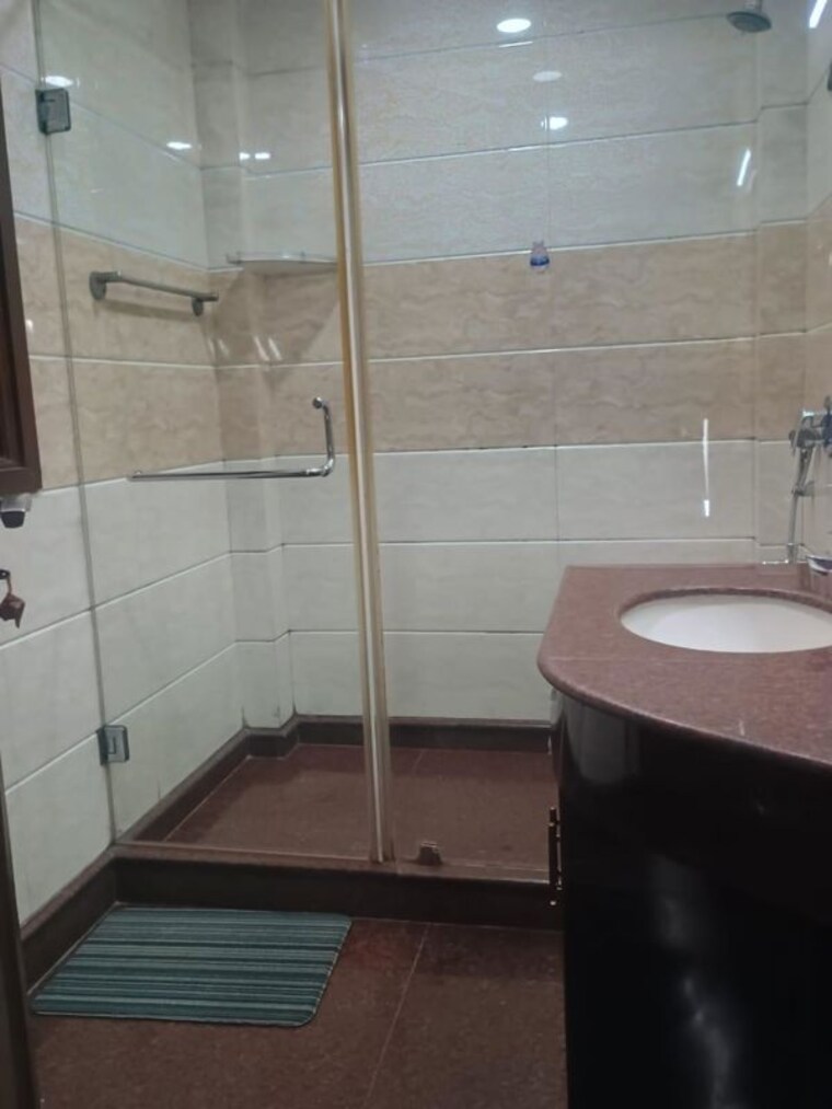 Bathroom, kailash colony 4 Bedroom 2500 Sq.Ft. Builder Floor In Kailash Colony Delhi 10618649