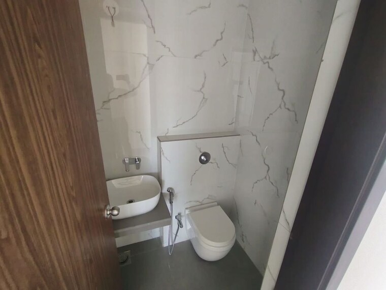 Bathroom, raj-tattva 4 Bedroom 2200 Sq.Ft. Apartment In Kapur Bawdi Thane 10618660