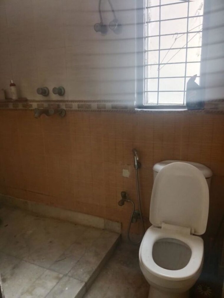 Bathroom, east of kailash 3 Bedroom 1800 Sq.Ft. Builder Floor In East Of Kailash Delhi 10618662