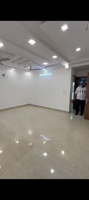 Room in 3 BHK Builder Floor at Green Fields Colony – for Rent