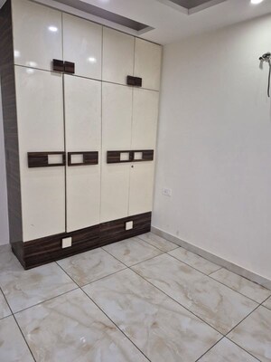 Room in 3 BHK Builder Floor at Sector 46 – for Rent