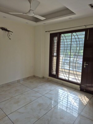 Room in 3 BHK Builder Floor at Sector 46 – for Rent