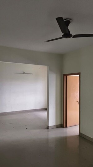 Room in 3.5 BHK Apartment at Gomti Nagar – for Rent