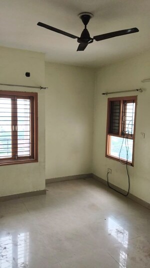 Room in 3.5 BHK Apartment at Gomti Nagar – for Rent