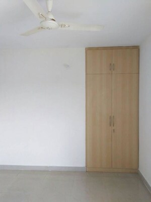 Room in 3.5 BHK Apartment at Amar Shaheed Path – for Rent