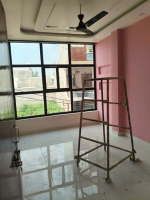Room in 2.5 BHK Apartment at Gomti Nagar – for Rent