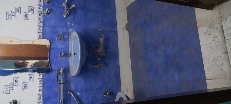 Bathroom, ip extension 2 Bedroom 900 Sq.Ft. Apartment In Ip Extension Delhi 10618810