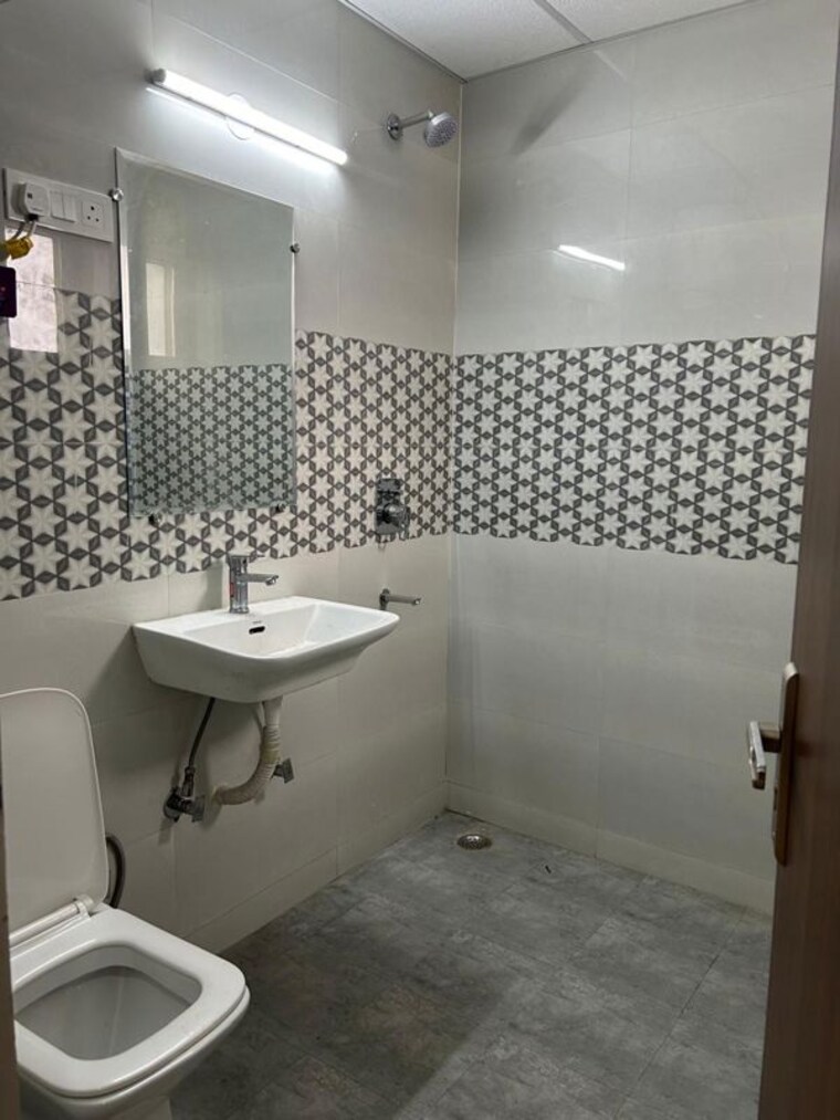 Bathroom, sector 17 dwarka 4 Bedroom 3600 Sq.Ft. Builder Floor In Sector 17 Dwarka Delhi 10618870