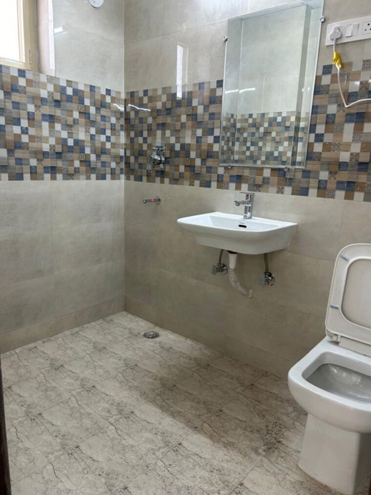 Bathroom, sector 17 dwarka 4 Bedroom 3600 Sq.Ft. Builder Floor In Sector 17 Dwarka Delhi 10618870