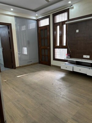 Room in 4 BHK Builder Floor at Sector 17 Dwarka – for Rent