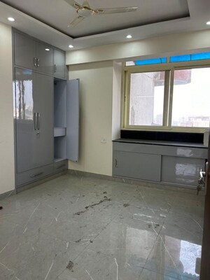 Room in 4 BHK Builder Floor at Sector 17 Dwarka – for Rent