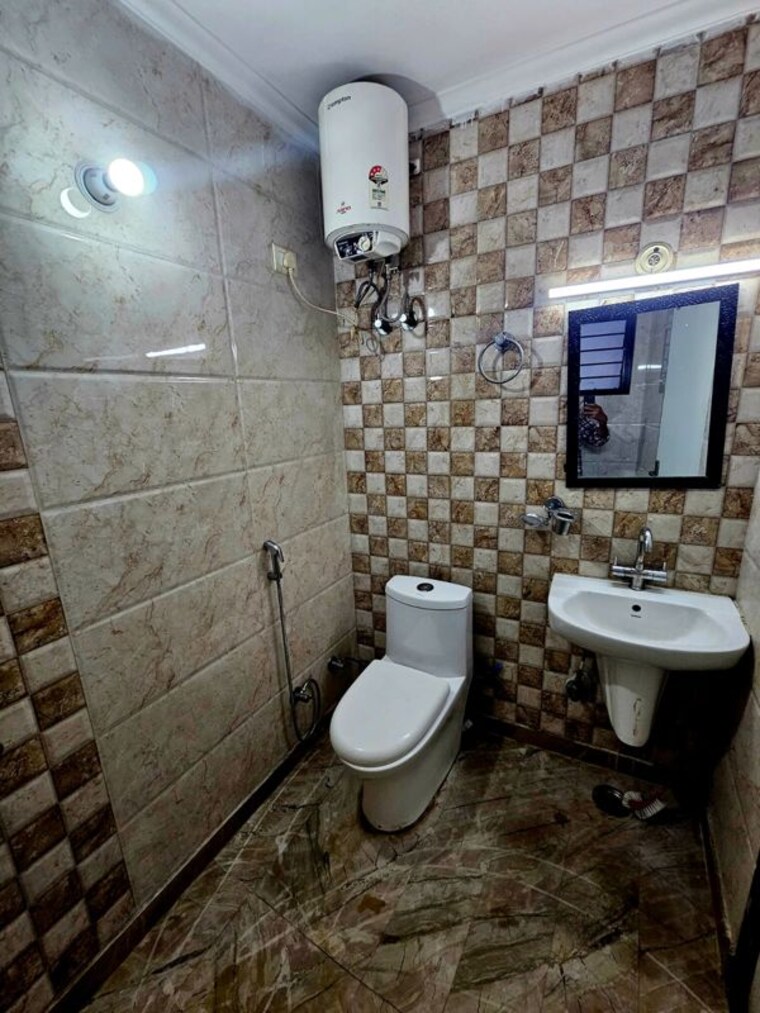 Bathroom, sector 46 2.5 Bedroom 1250 Sq.Ft. Builder Floor In Sector 46 Gurgaon 10618897
