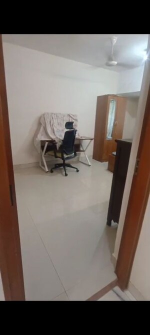 Furnished Amenities in 3 BHK Apartment at Oakland Park, Andheri West – for Rent