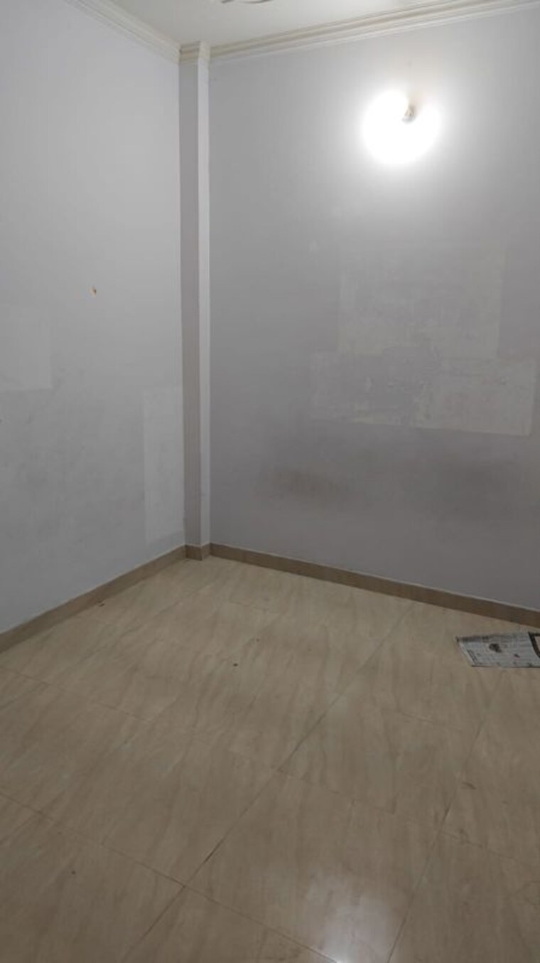 Room, charbagh Commercial Warehouse 2000 Sq.Ft. In Charbagh Lucknow 10618921