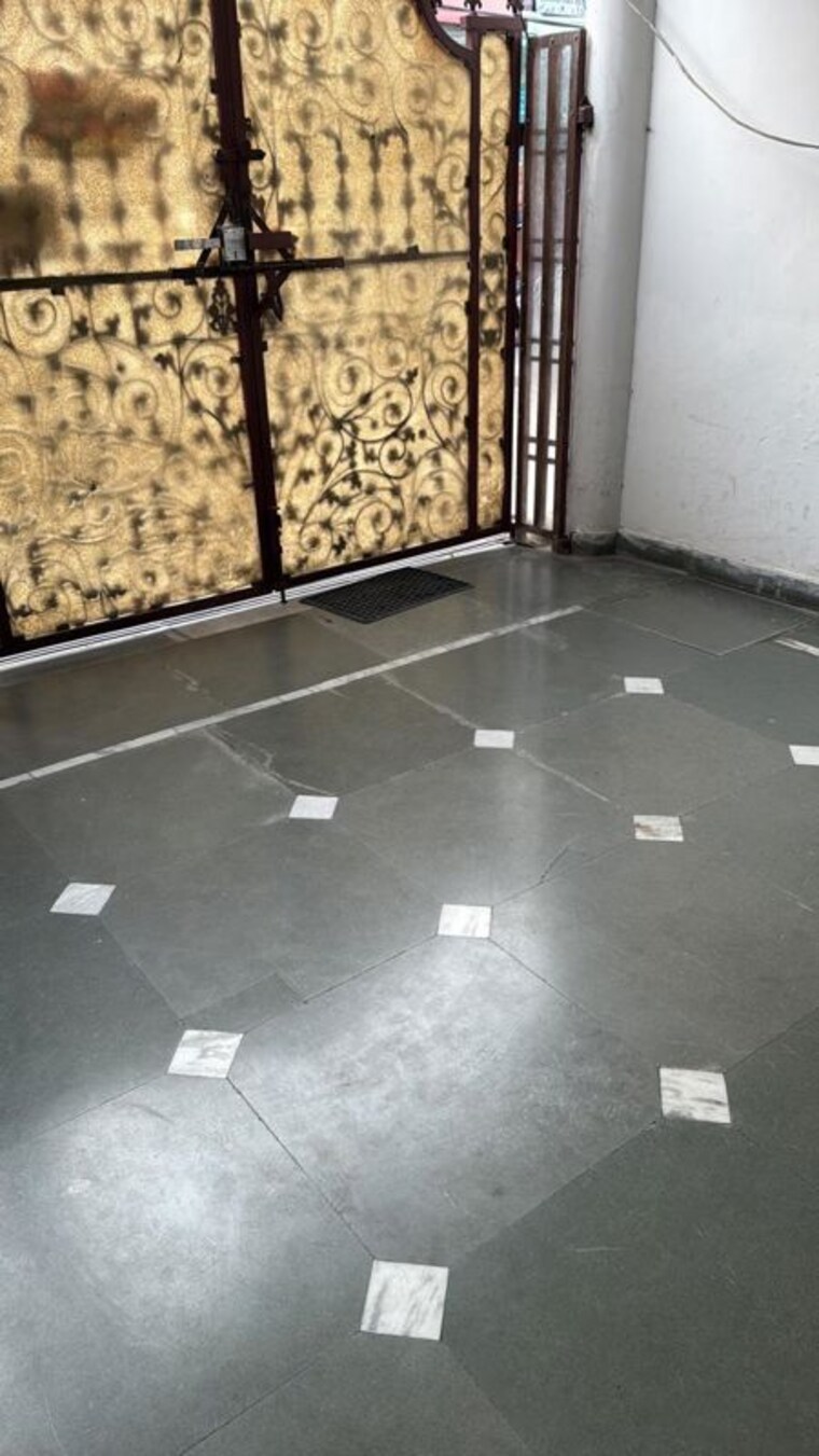 Balcony, haibat mau mawaiya Commercial Showroom 7000 Sq.Ft. In Haibat Mau Mawaiya Lucknow 10618941