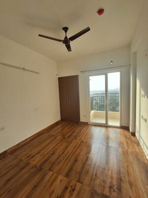 Room in 3 BHK Apartment at Migsun Twinz, Eta Ii Greater Noida – for Sale