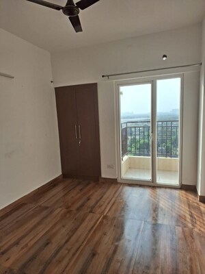 Room in 3 BHK Apartment at Migsun Twinz, Eta Ii Greater Noida – for Sale