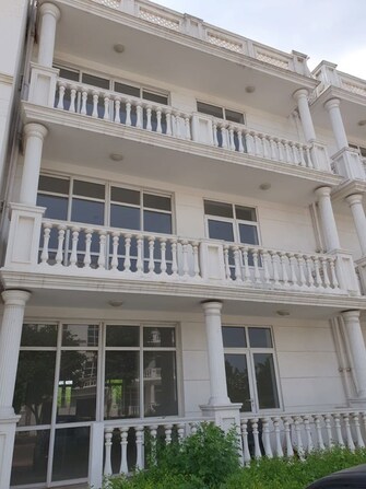 3 BHK + Servant Room 1880 Sq.Ft. Builder Floor in DLF Central Square