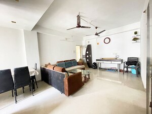 Team Area in 2 BHK Apartment at Maninagar – for Sale
