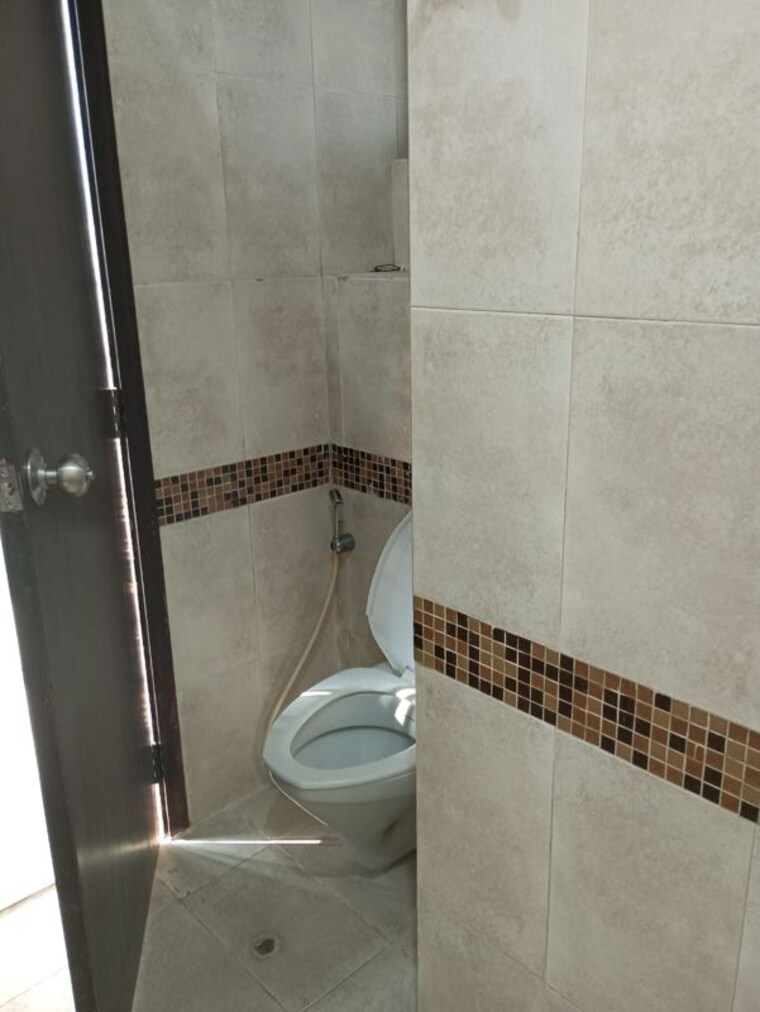 Bathroom, oberoi-realty-woods 2.5 Bedroom 900 Sq.Ft. Apartment In Goregaon East Mumbai 10619079