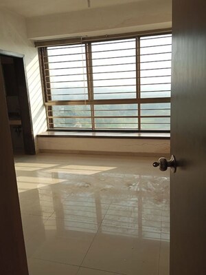 Room in 2.5 BHK Apartment at Oberoi Realty Woods, Goregaon East – for Rent