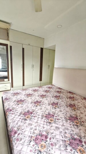 Room in 3 BHK Apartment at Goyal Lakshchandi Heights, Goregaon East – for Rent
