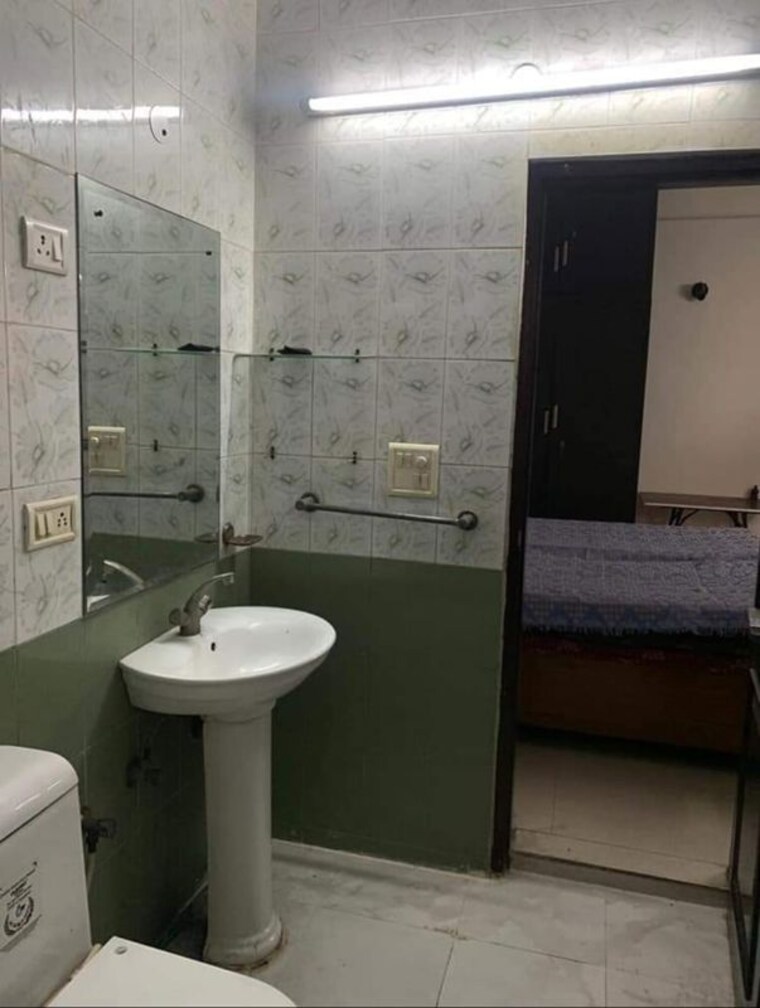 Bathroom, noida central 6+ Bedroom 394 Sq.Ft. Villa In Noida Central Noida 10619106