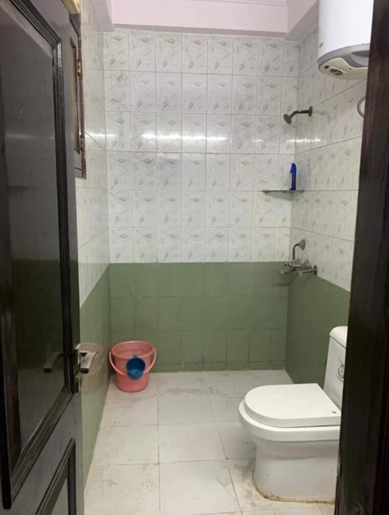Bathroom, noida central 6+ Bedroom 394 Sq.Ft. Villa In Noida Central Noida 10619106