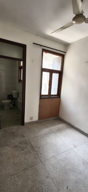 Room in 3 BHK Apartment at Madhur Jivan Apartment, Sector 56 – for Rent