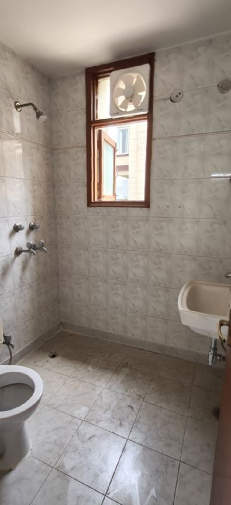 Bathroom, madhur-jivan-apartment 3 Bedroom 1750 Sq.Ft. Apartment In Sector 56 Gurgaon 10619086