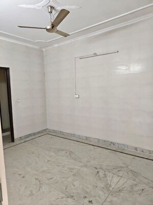 Room in 3 BHK Builder Floor at Green Fields Colony – for Rent