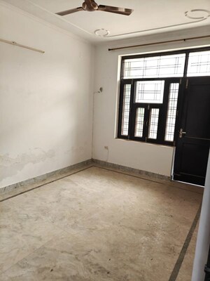 Room in 3 BHK Builder Floor at Green Fields Colony – for Rent