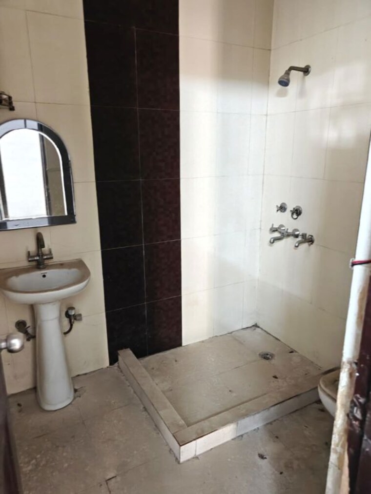 Bathroom, green fields colony 3 Bedroom 400 Sq.Yd. Builder Floor In Green Fields Colony Faridabad 10619136