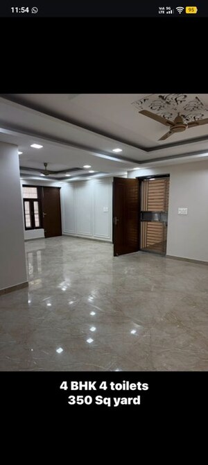 Room in 4 BHK Builder Floor at Green Fields Colony – for Rent