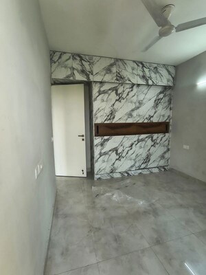 Room in 3 BHK Apartment at Signature Global City, Sector 37d – for Rent