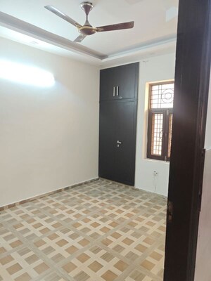 Room in 3 BHK Builder Floor at Green Fields Colony – for Rent