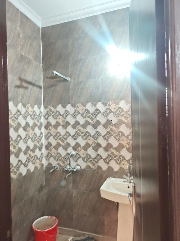 Bathroom, green fields colony 3 Bedroom 200 Sq.Yd. Builder Floor In Green Fields Colony Faridabad 10619185