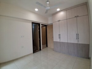 Room in 3 BHK Apartment at LnT Veridian, Powai – for Rent