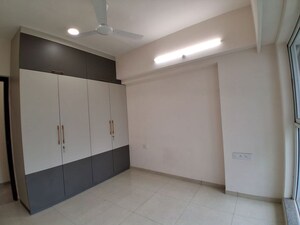 Room in 3 BHK Apartment at LnT Veridian, Powai – for Rent