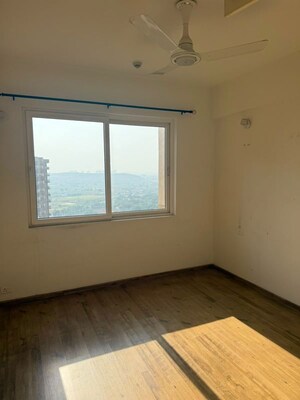 Room in 3 BHK Apartment at AIPL The Peaceful Homes, Sector 70a – for Rent