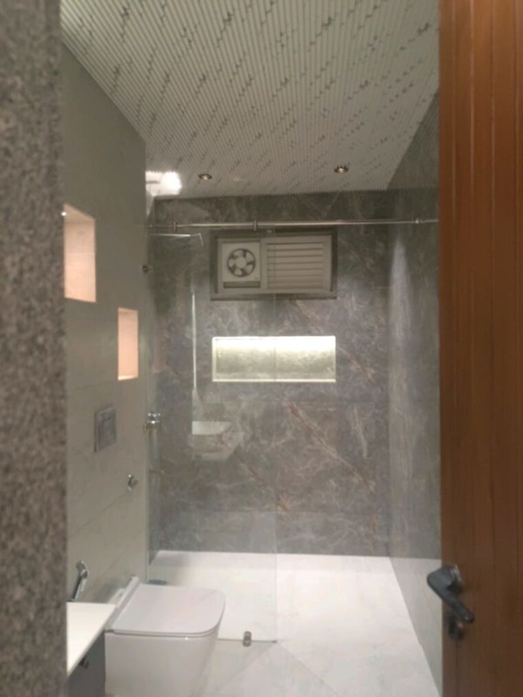 Bathroom, sector 21c 6+ Bedroom 500 Sq.Ft. Independent House In Sector 21c Faridabad 10619266