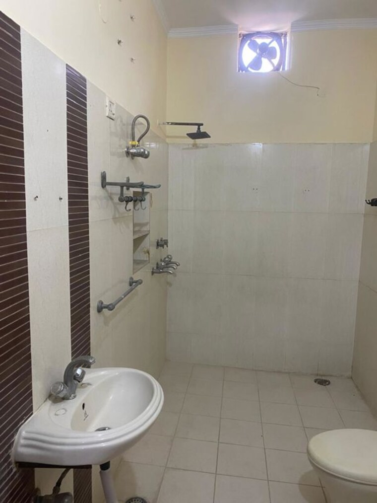 Bathroom, sector 21c 6+ Bedroom 500 Sq.Ft. Independent House In Sector 21c Faridabad 10619310