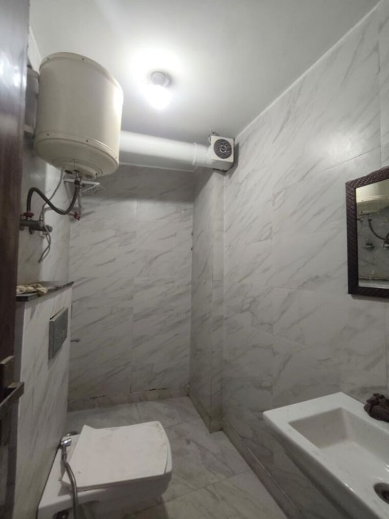 Bathroom, freedom fighters enclave 1 Bedroom 550 Sq.Ft. Builder Floor In Freedom Fighters Enclave Delhi 10619351