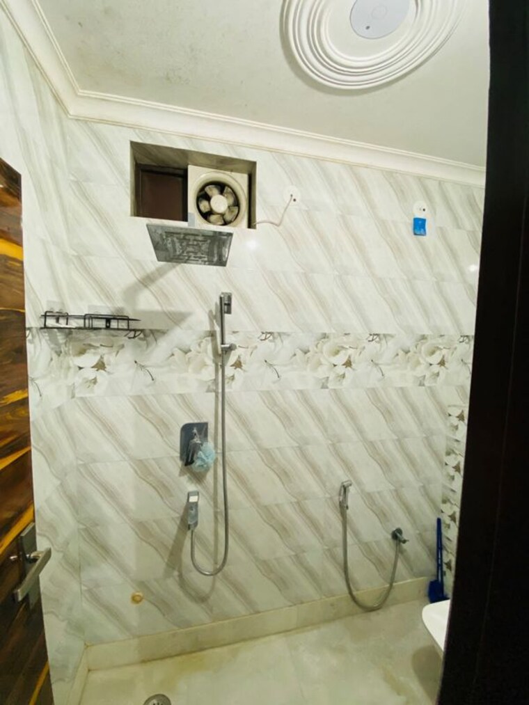 Bathroom, dwarka mor 2 Bedroom 55 Sq.Yd. Builder Floor In Dwarka Mor Delhi 10619384