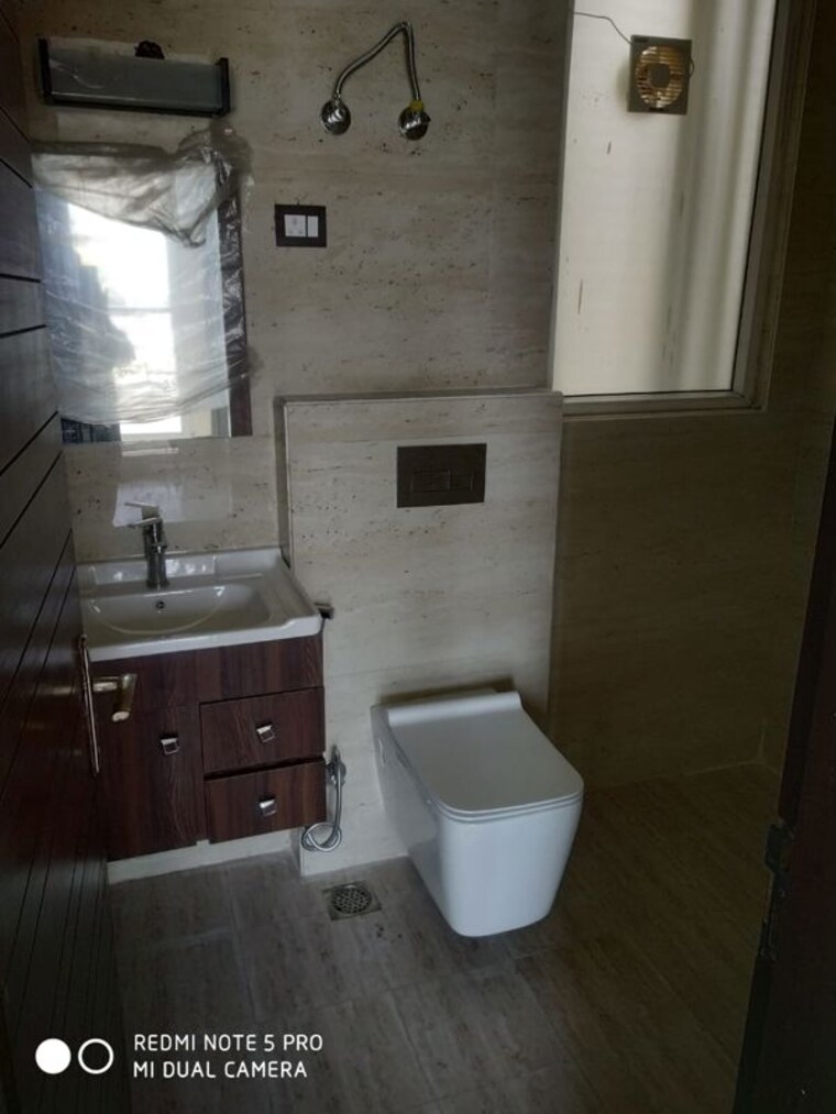 Bathroom, versalia-woodwinds 4 Bedroom 300 Sq.Yd. Builder Floor In Sector 67 Gurgaon 10619433