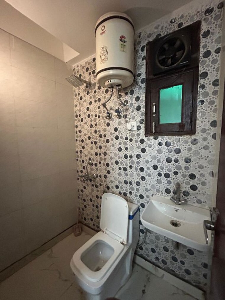 Bathroom, freedom fighters enclave 1 Bedroom 550 Sq.Ft. Builder Floor In Freedom Fighters Enclave Delhi 10619439