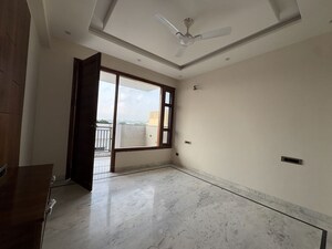 Room in 4 BHK Builder Floor at Sector 27 – for Rent